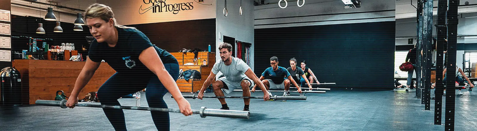 Gruppe trainiert Olympic Weightlifting mit der Langhantel im Hyrox & CrossFit Gym Aorta in Berlin-Tempelhof