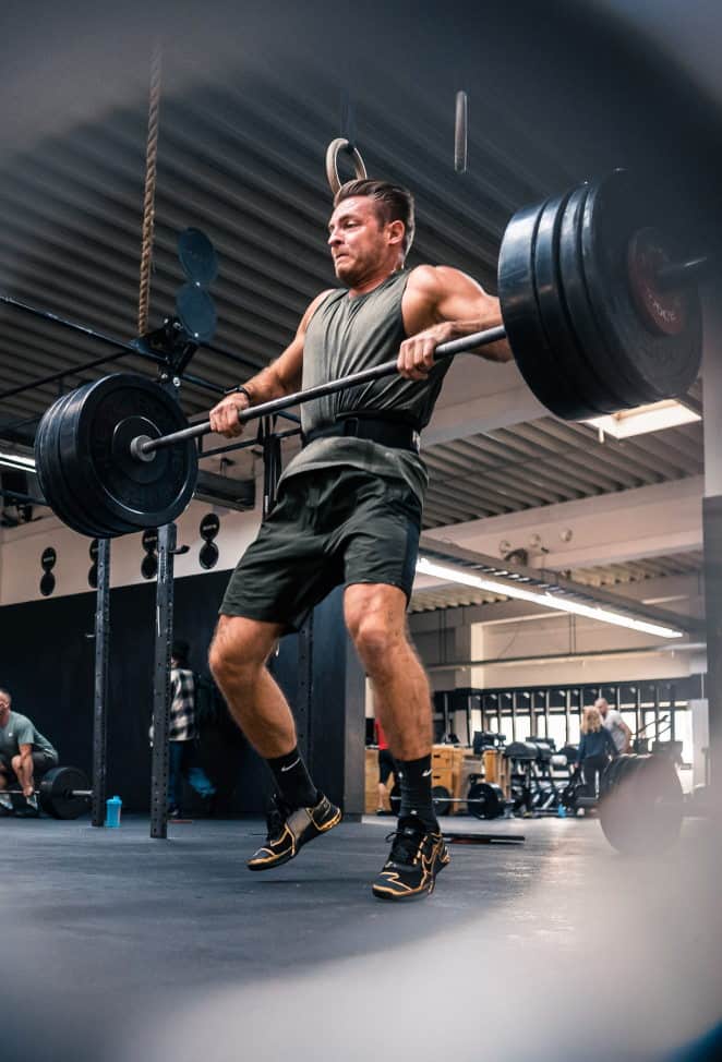 Athlet beim Umsetzen der Langhantel im Olympic Weightlifting im Hyrox & CrossFit Gym Aorta in Berlin-Tempelhof