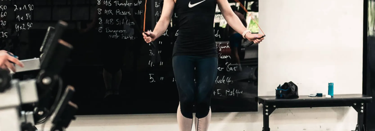 Frau führt Double-Under-Seilspringen während CrossFit-Aorta-Session aus