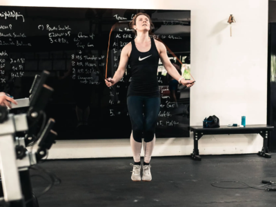 Frau führt Double-Under-Seilspringen während CrossFit-Aorta-Session aus