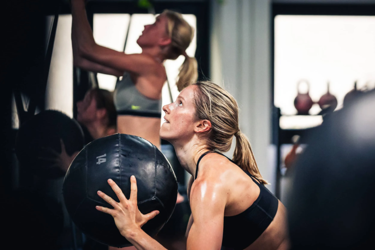 Wall Balls beim HYROX Training im Gym Aorta in Berlin Tempelhof