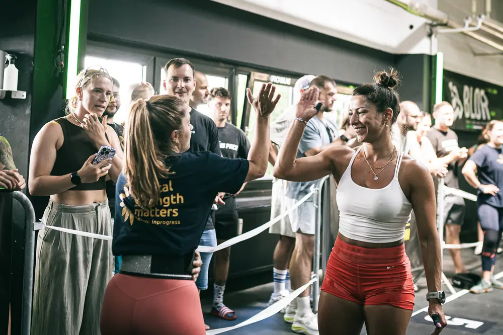 Athletinnen und Publikum jubeln beim Aorta Throwdown in Berlin-Tempelhof