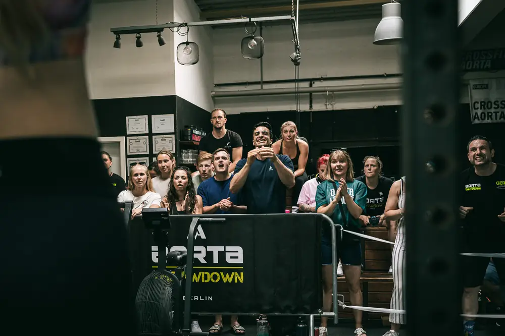 Volle Zuschauerreihen am Banner des Aorta Throwdown in der Box in Tempelhof