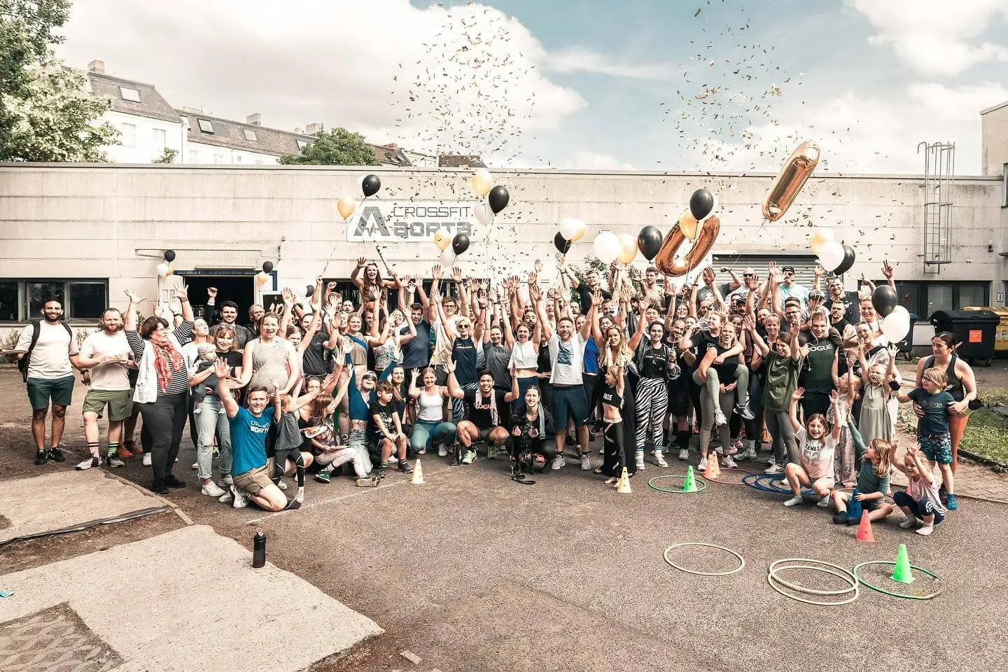 Die Community von CrossFit Aorta feiert 10 Jahre vor der Box in Berlin Tempelhof