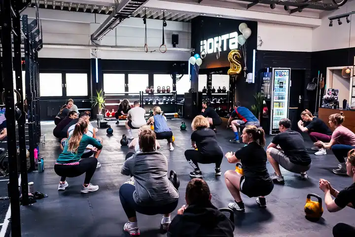 CrossFit-Klasse beim Aufwärmen in der Halle von CrossFit Aorta in Berlin-Tempelhof
