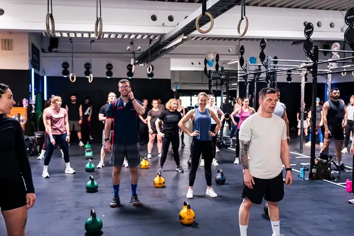 CrossFit Class mit Kettlebells bei CrossFit Aorta in Berlin-Tempelhof