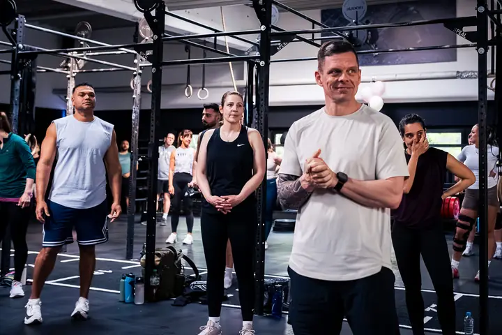 Coach erklärt der Gruppe das Workout vor dem CrossFit-Training bei Aorta in Berlin-Tempelhof