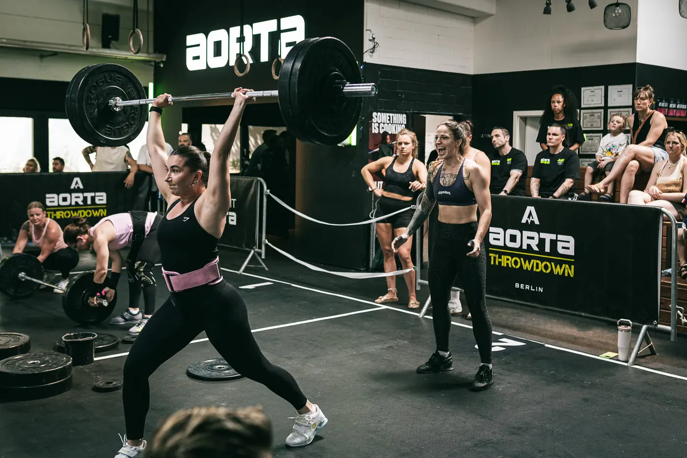 Athletin beim Snatch mit der Langhantel beim Aorta Throwdown in Berlin-Tempelhof