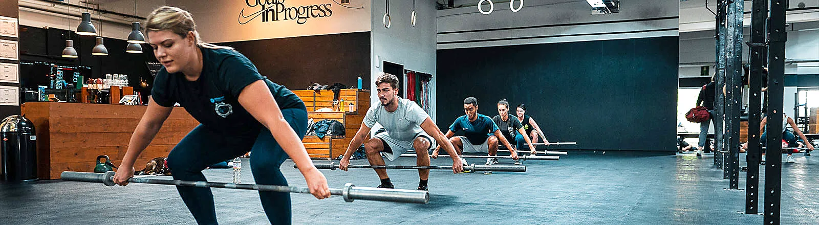 CrossFit Kurs mit Langhanteln bei Aorta, Athletin beim Gewichtheben, Berlin Schöneberg und Tempelhof