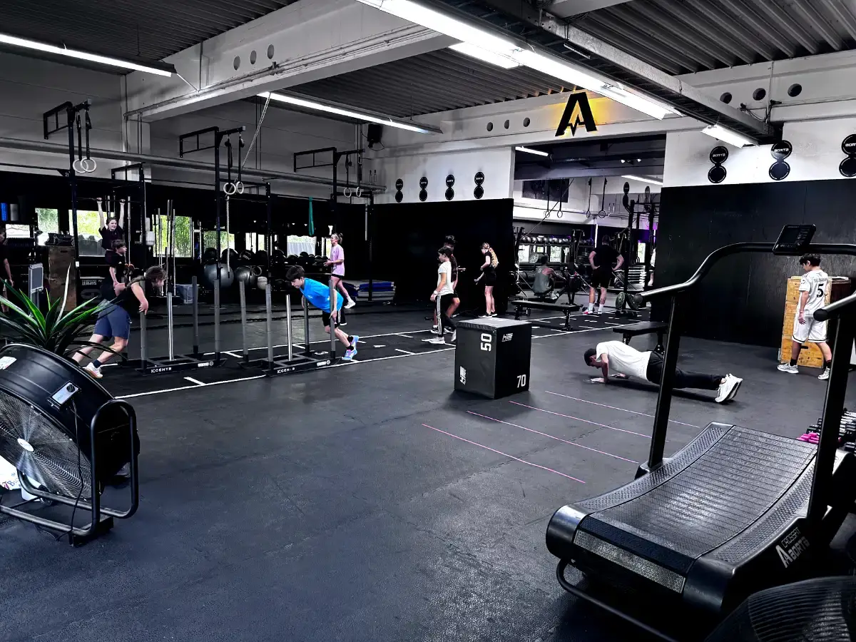 Jugendliche trainieren Sled Push, Klimmzüge und Liegestütze beim CrossFit Teens Training im Gym Aorta in Berlin-Tempelhof