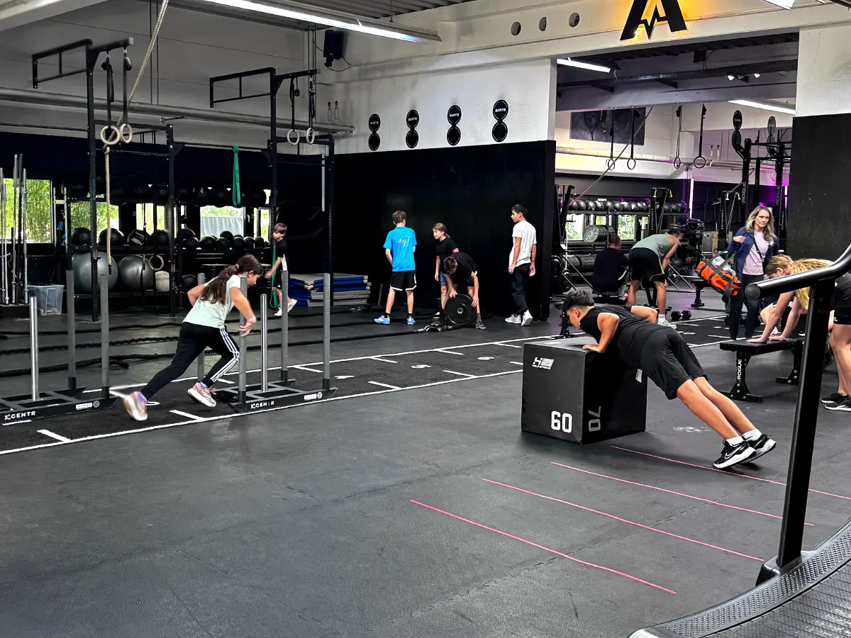 Jugendliche beim Hyrox-Training mit Sled Push und Box bei Hyrox & CrossFit Gym Aorta in Berlin-Tempelhof