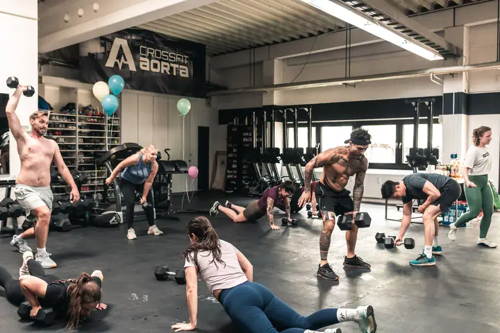 Gruppen-WOD mit Kurzhanteln und Liegestützen in der CrossFit-Box Aorta in Berlin-Tempelhof