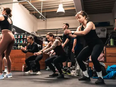 Erstes CrossFit-Training in Berlin: Gruppe beim Warm-up mit Squats bei CrossFit Aorta