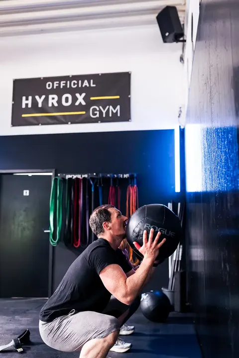 Wall Balls im Hyrox Training bei Aorta, offizielles HYROX Gym in Berlin
