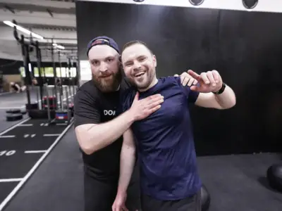 Zwei Teilnehmer feiern ihr Finish bei der HYROX Simulation in Berlin-Tempelhof