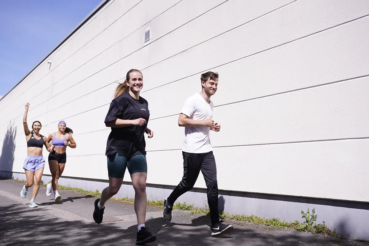 Läufer auf der 1-km-Runde der HYROX Simulation in Berlin-Tempelhof