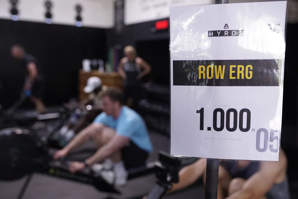 Stationsschild Row Erg 1.000 m bei der HYROX Simulation in Berlin