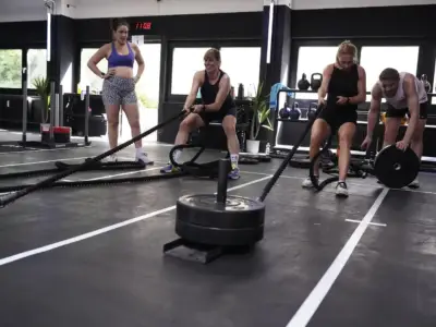 Athlet beim Sled Pull während der HYROX Race Simulation im Hyrox & CrossFit Gym Aorta in Berlin Tempelhof