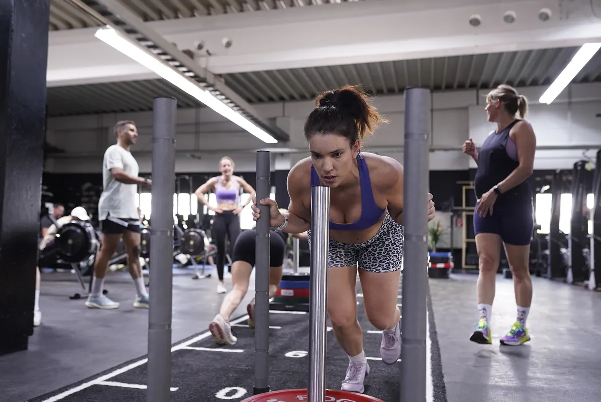 Athletin beim Sled Push während der HYROX Simulation bei Aorta in Berlin-Tempelhof