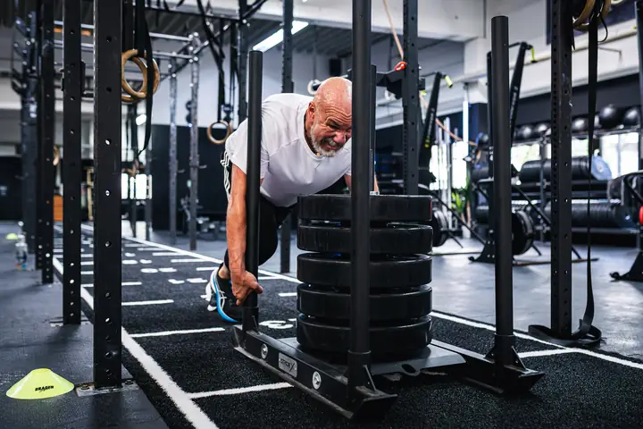 Hyrox Training in Berlin: Sled Push auf der Sled-Bahn bei Aorta