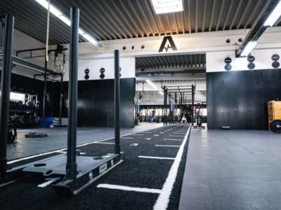 Hyrox Training in der Halle bei Aorta in Berlin: Sled auf Teppich