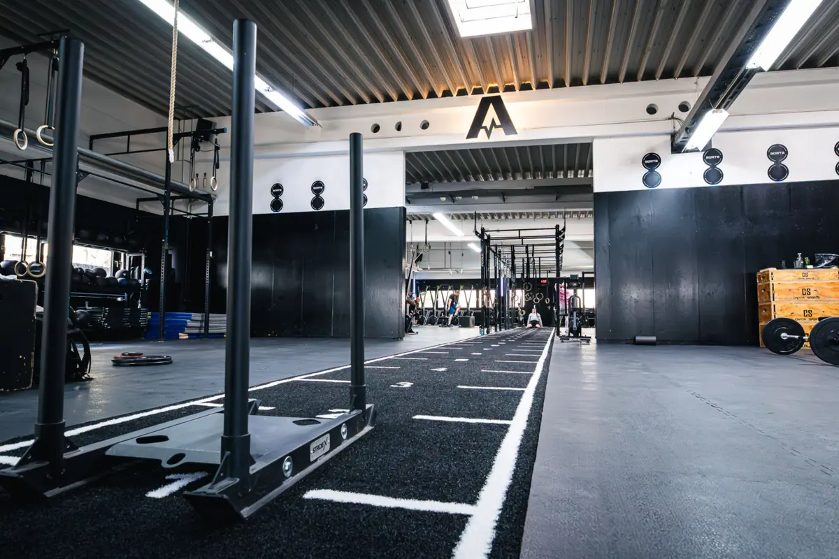 Sled-Bahn auf Teppich in der Halle von Hyrox & CrossFit Gym Aorta in Berlin