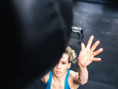 Hyrox Training Berlin: Wall Balls einer Athletin bei Aorta