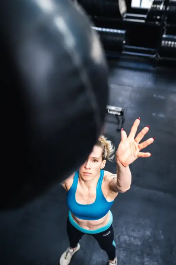 Athletin beim Wall Ball im HYROX Training im Hyrox & CrossFit Gym Aorta in Berlin-Tempelhof