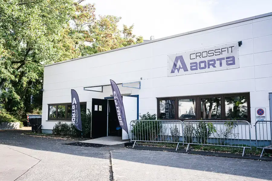 Außenansicht der Halle in der Alboinstraße 11 mit Parkplätzen