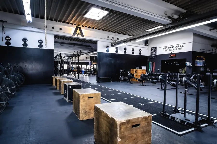 Übersicht der Halle mit Holzboxen, Sled-Bahn und Logo-Wand