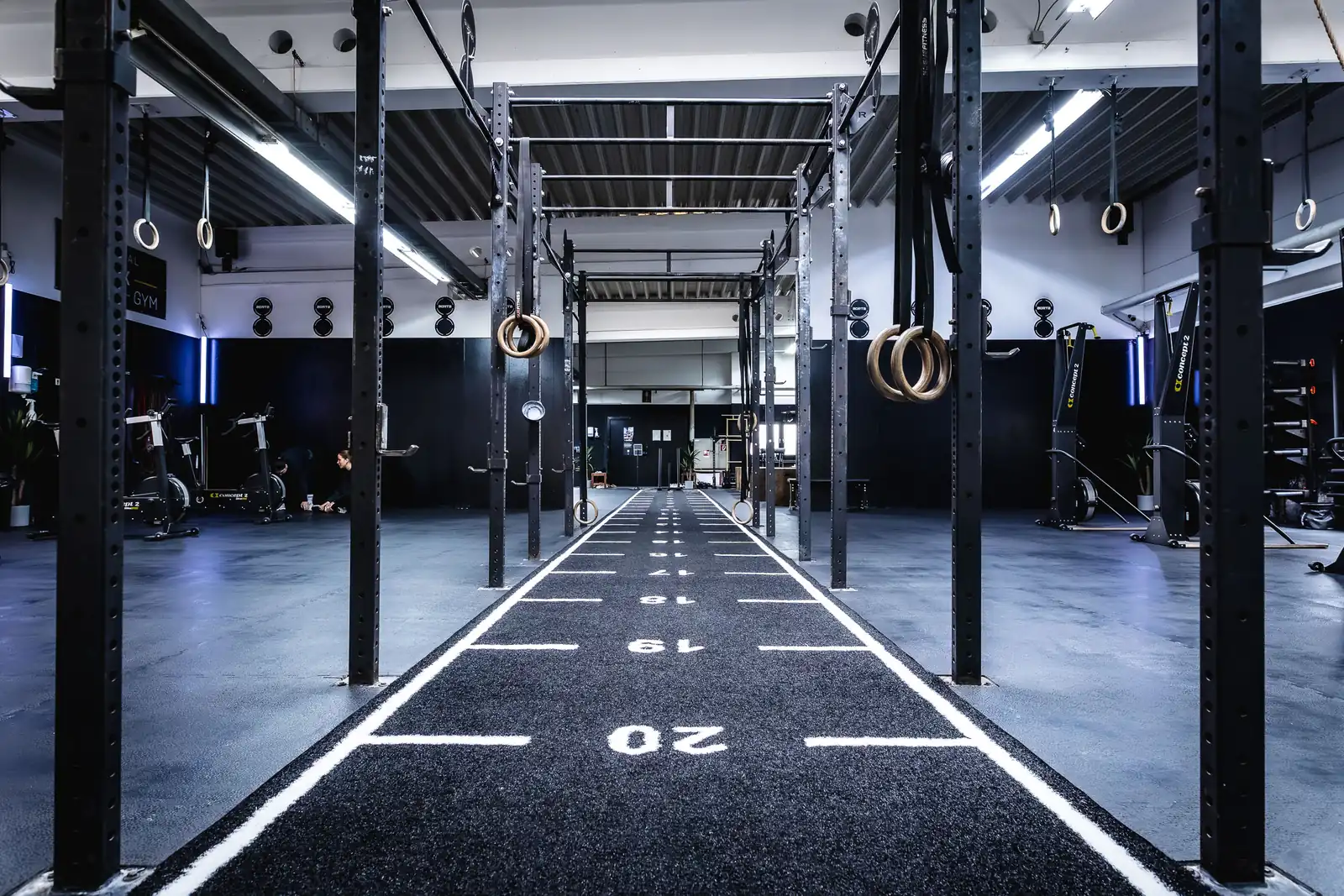 Leere Halle mit Pull-up-Rig, Ringen und Sled-Bahn, Location in Berlin-Tempelhof