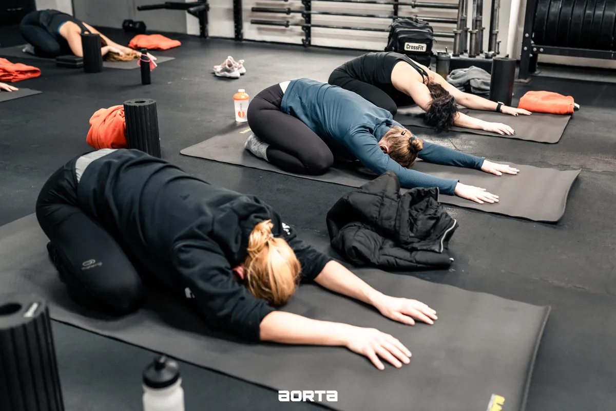 Yin Yoga in Berlin Tempelhof: Gruppe in der Kindhaltung mit Yoga Blöcken